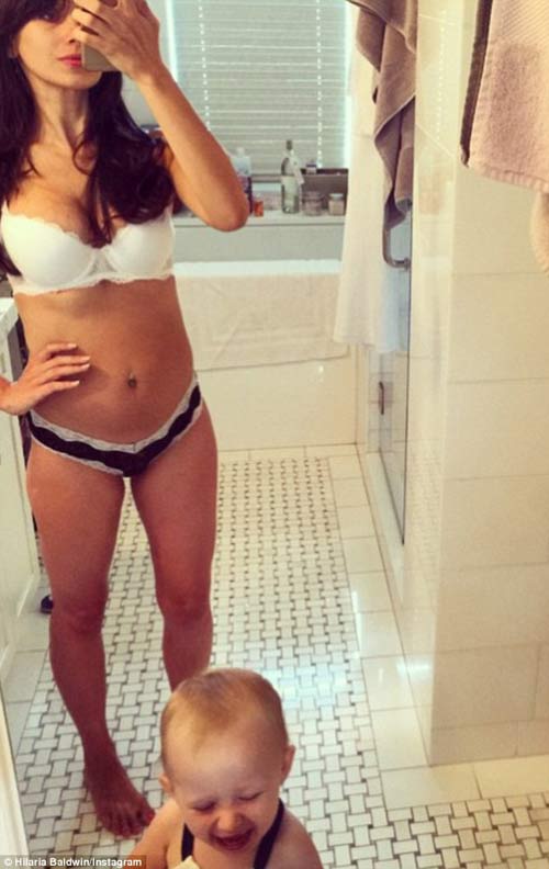 Người đẹp yoga "trồng cây chuối" để giảm eo sau sinh - 4