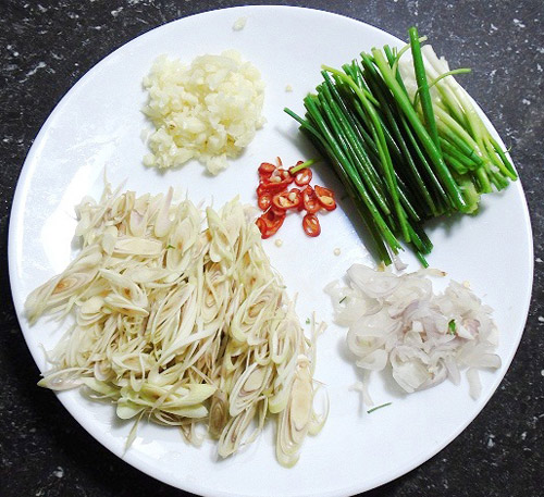 Thịt vịt xào sả ớt đậm đà, ngon cơm - 4