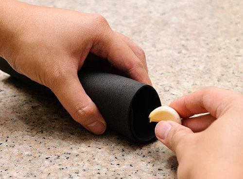 3 cách bóc tỏi đơn giản cho chị em - 7