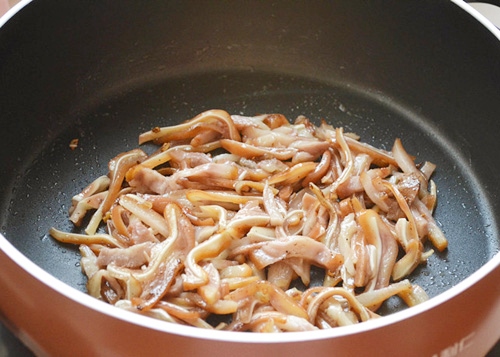 Tai heo xào ớt xanh giòn giòn đã miệng - 3