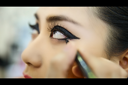 Cách trang điểm mắt mèo quyến rũ mê hồn - 4