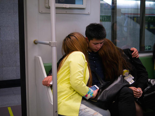 Nhiếp ảnh gia với sở thích chụp ảnh nụ hôn trên tàu - 3