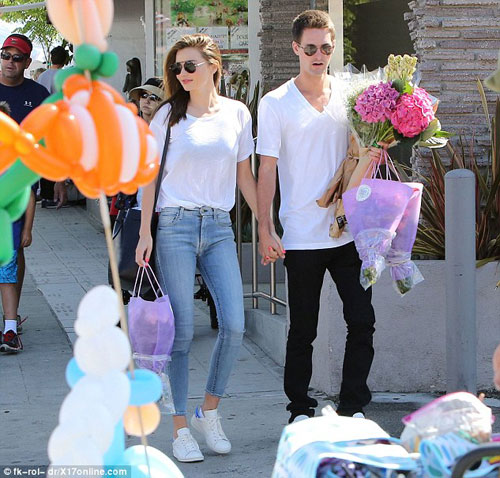 Miranda Kerr bị bắt gặp "tay trong tay" với tỷ phú trẻ - 3