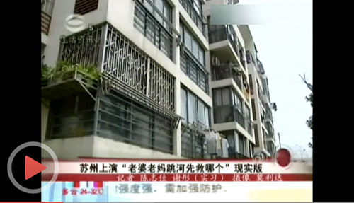 Mẹ chồng nàng dâu cùng nhảy sông để thử lòng chàng trai - 2