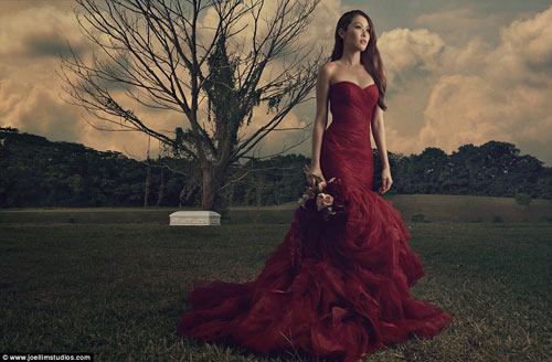 Choáng váng với cặp đôi chụp ảnh cưới bên quan tài - 4