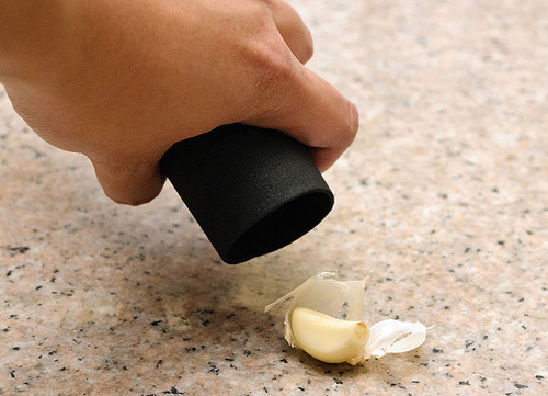 3 cách bóc tỏi đơn giản cho chị em - 9