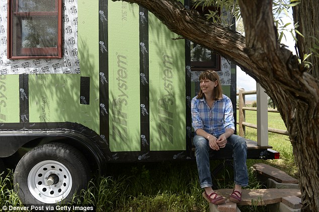 Cô gái trẻ từ bỏ mọi thứ chuyển về sống trong nhà 15m2 - 2