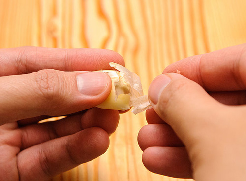 3 cách bóc tỏi đơn giản cho chị em - 12