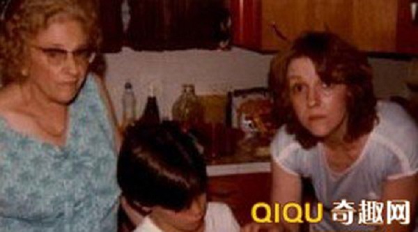 Chụp ảnh cho cháu gái, thấy hình ảnh... cụ ngoại 2 Chụp ảnh cho cháu gái, thấy hình ảnh... cụ ngoại 2