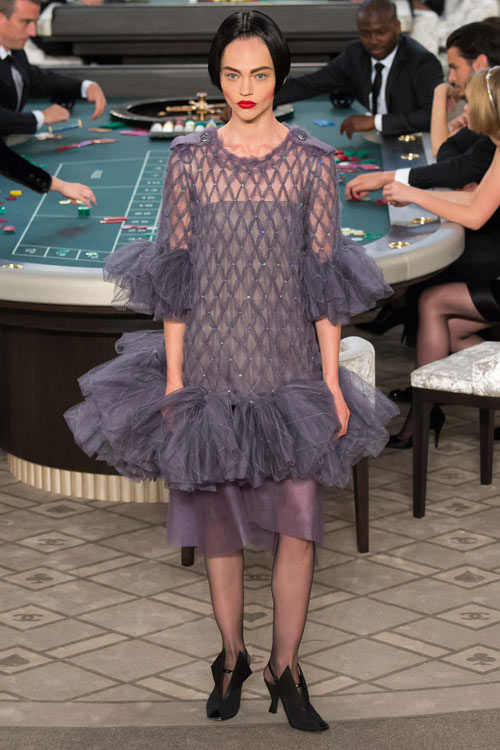 Cận cảnh màn chế tác váy áo cao cấp của Chanel - 4