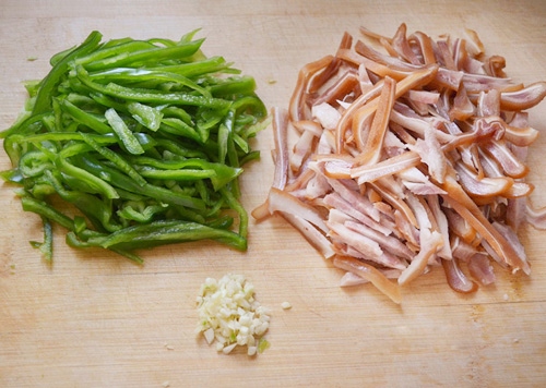 Tai heo xào ớt xanh giòn giòn đã miệng - 1