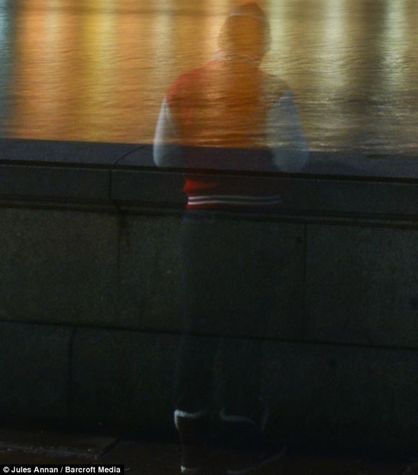 Hình ảnh hồn ma sành điệu đứng trên cầu gây sốc 2 Hình ảnh hồn ma sành điệu đứng trên cầu gây sốc 2