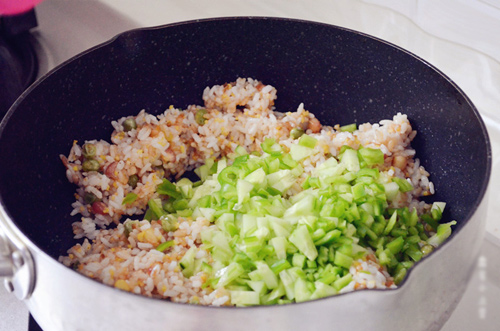 Trứng bọc cơm chiên ngon miệng ngày mát trời - 1