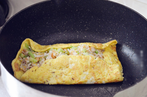 Trứng bọc cơm chiên ngon miệng ngày mát trời - 3