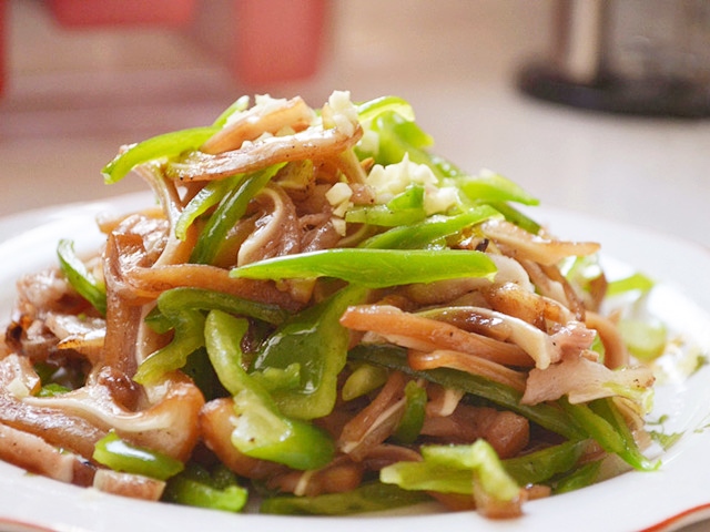 Tai heo xào ớt xanh giòn giòn đã miệng - 5