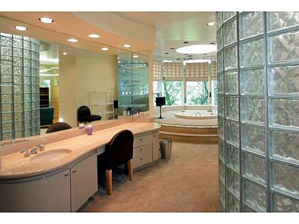 Không gian kỉ niệm của mẹ con Whitney Houston lúc sinh thời - 9