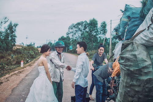 Ảnh cô dâu, chú rể đỡ xe đồng nát gây sốt cư dân mạng - 2