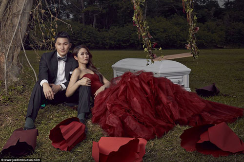 Choáng váng với cặp đôi chụp ảnh cưới bên quan tài - 5