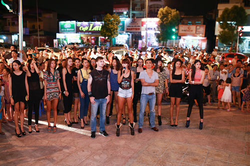 Hà Anh mặc quần siêu ngắn chỉ đạo catwalk dưới mưa - 10