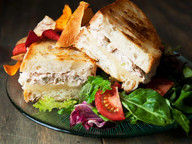 Bữa sáng 10 phút bánh mì kẹp cá ngừ - 9