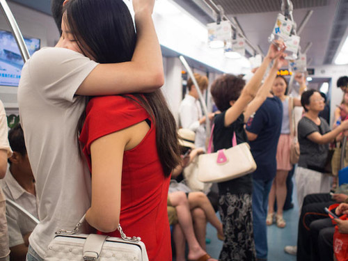 Nhiếp ảnh gia với sở thích chụp ảnh nụ hôn trên tàu - 7