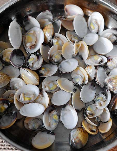 Ngao hấp sả gừng cho chị em nhâm nhi - 2