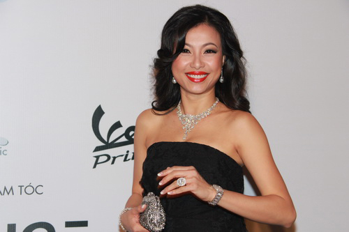 Thời trang phóng khoáng của "hoa hậu giàu nhất Việt Nam" - 4