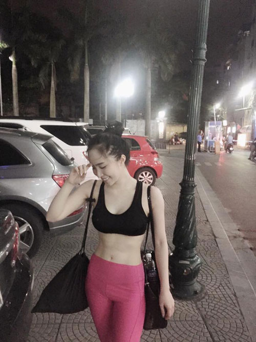 Quỳnh Nga duy trì bụng phẳng, da trắng bằng gym và yoga - 3