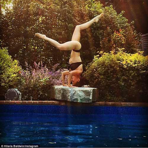 Người đẹp yoga "trồng cây chuối" để giảm eo sau sinh - 3