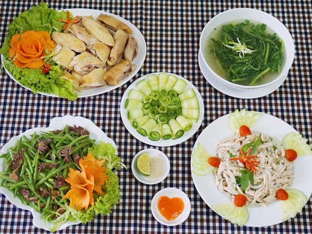 Bữa cơm chiều nhiều món từ gà - 1