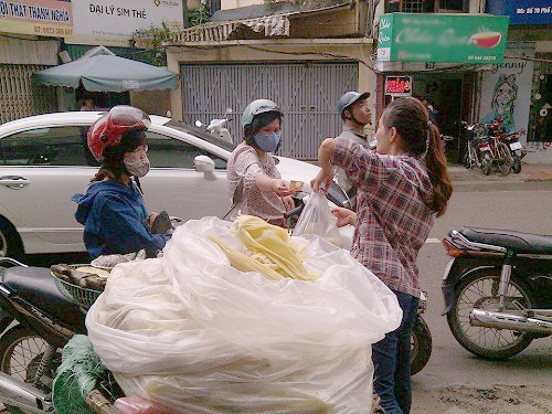 "Luộc khoai bằng bột thông cống?": Đừng đổ oan cho dân nghèo - 2