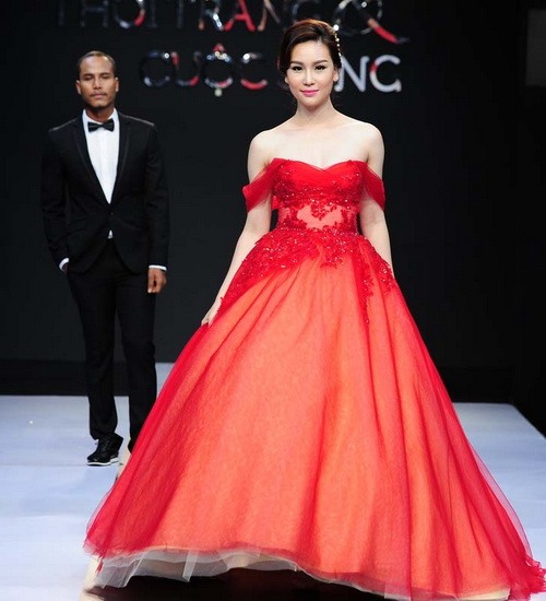 Võ Hoàng Yến vòng 1 tràn trề với váy cưới - 9