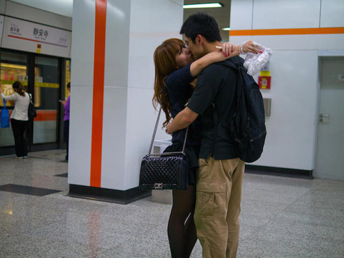 Nhiếp ảnh gia với sở thích chụp ảnh nụ hôn trên tàu - 11