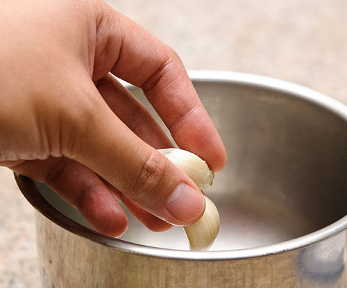3 cách bóc tỏi đơn giản cho chị em - 2
