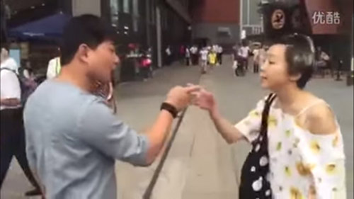 Cô gái đi hẹn hò bị đánh vì không giống ảnh trên mạng - 3