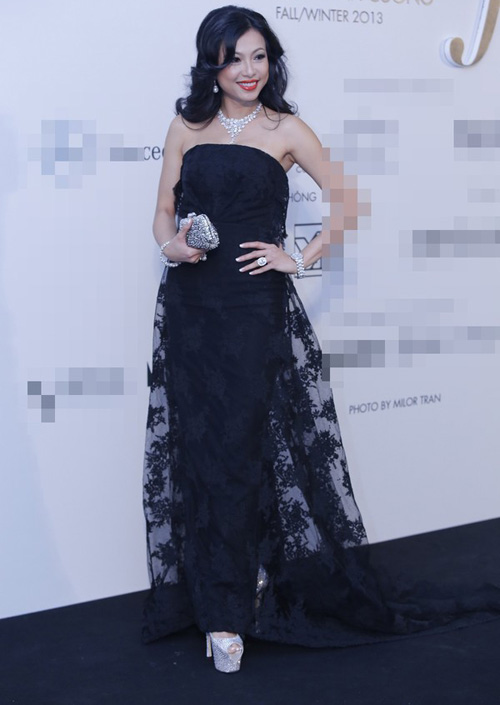 Thời trang phóng khoáng của "hoa hậu giàu nhất Việt Nam" - 5