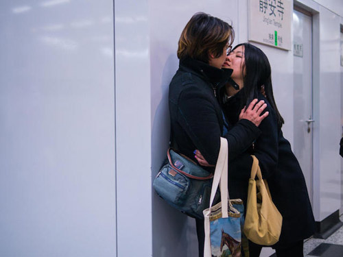 Nhiếp ảnh gia với sở thích chụp ảnh nụ hôn trên tàu - 13