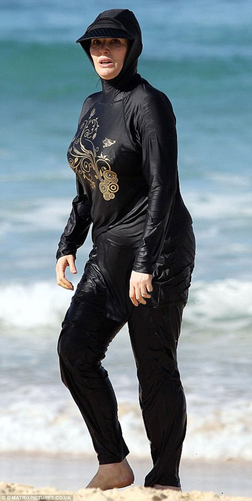 Hết hồn với những bộ áo tắm thảm họa của sao ngoại - 3