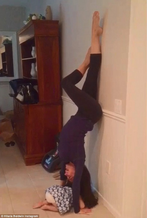 Người đẹp yoga "trồng cây chuối" để giảm eo sau sinh - 2