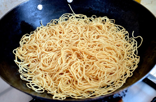 Mì trứng xào gà, rau cải đơn giản mà ngon - 3