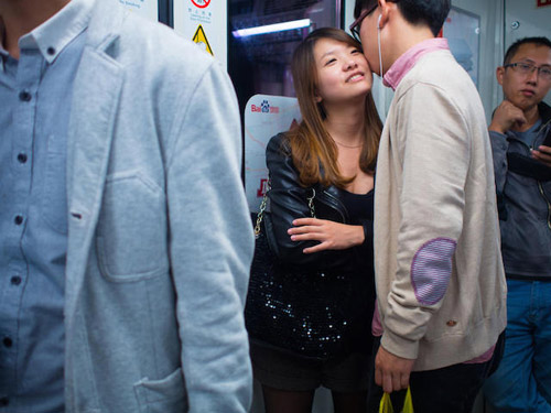 Nhiếp ảnh gia với sở thích chụp ảnh nụ hôn trên tàu - 6