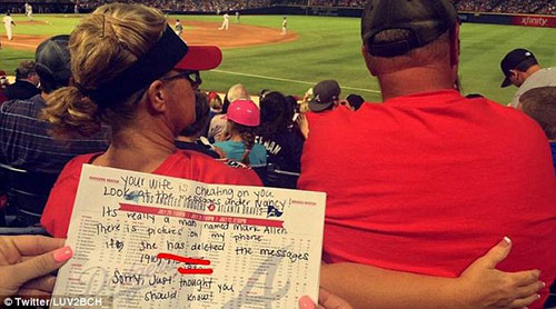 Chồng phát hiện vợ ngoại tình nhờ đi xem... bóng chày - 1