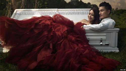 Choáng váng với cặp đôi chụp ảnh cưới bên quan tài - 2