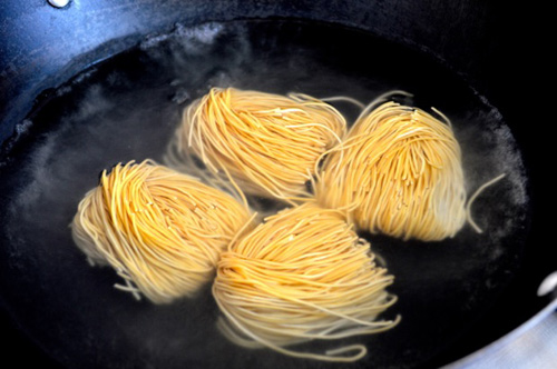 Mì trứng xào gà, rau cải đơn giản mà ngon - 2