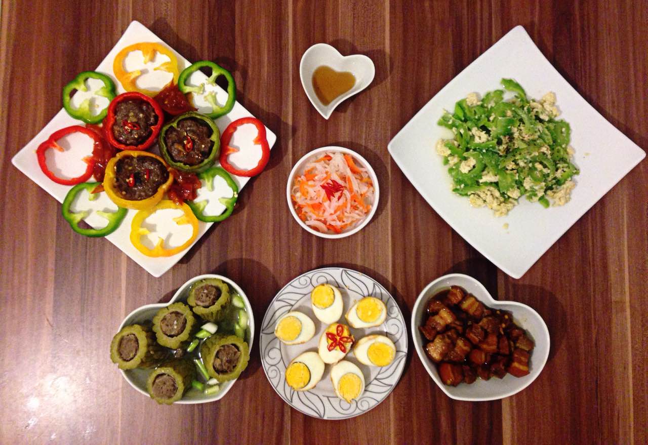 Bữa cơm gia đình hấp dẫn đầy màu sắc - 1