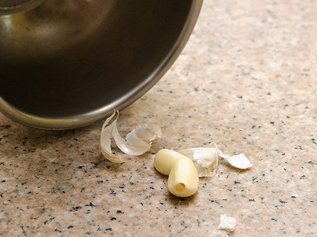 3 cách bóc tỏi đơn giản cho chị em - 4