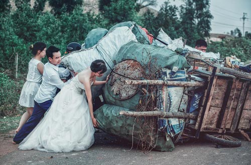 Ảnh cô dâu, chú rể đỡ xe đồng nát gây sốt cư dân mạng - 1