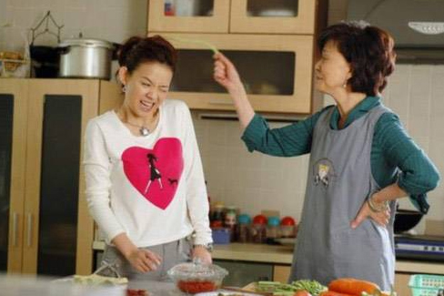 Nhà có hai đàn bà, một là mẹ đẻ hai là nàng dâu - 1