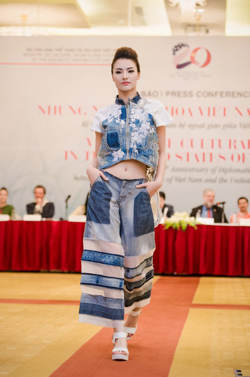 HH Ngọc Hân lộng lẫy làm vedette cho NTK Minh Hạnh - 10