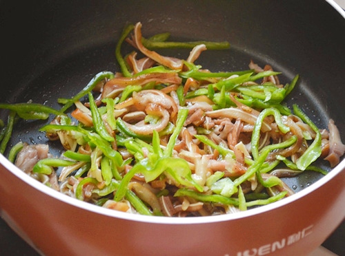 Tai heo xào ớt xanh giòn giòn đã miệng - 4